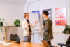 2 junge Männer unterhalten sich vor einem Flipchart