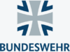 Bundeswehr Logo in grau und blau auf weißem Hintergrund.